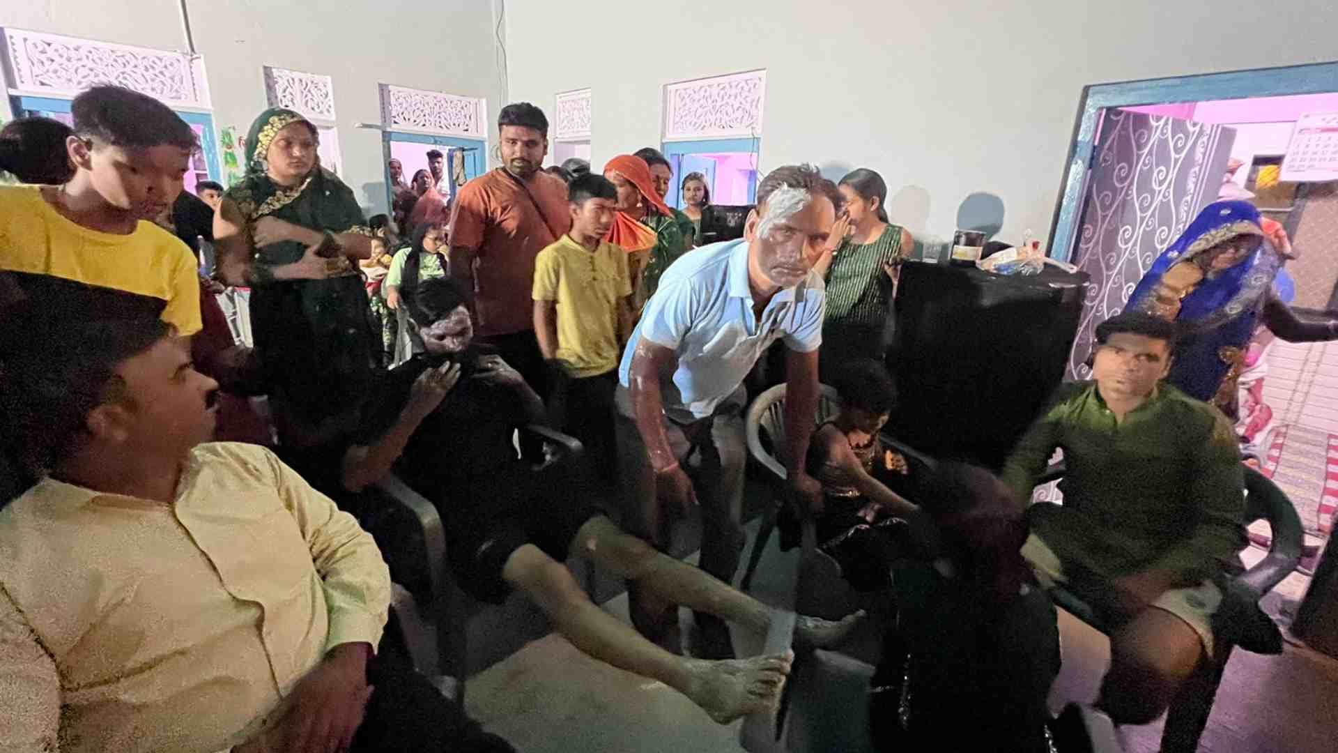 घायल लोगों को लाया गया अस्पताल।