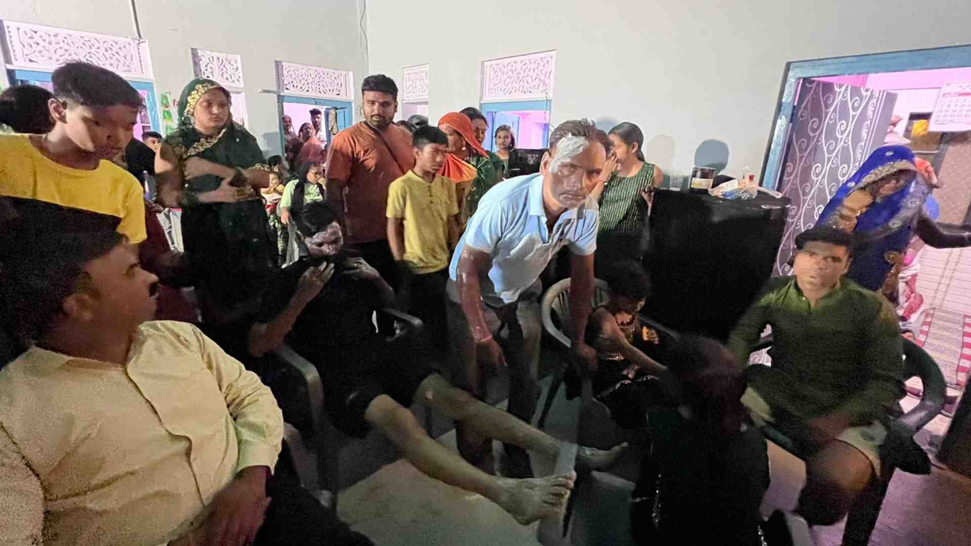घायल लोगों को लाया गया अस्पताल।