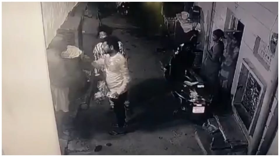 Gwalior News: Two neighbors fight over minor issue woman beaten with cricket bat