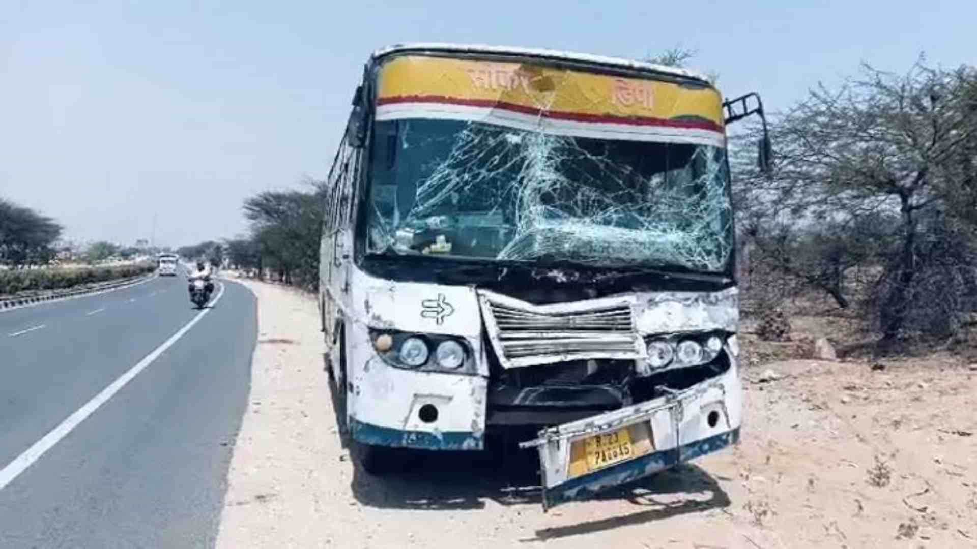 हादसे के बाद क्षतिग्रस्त बस।