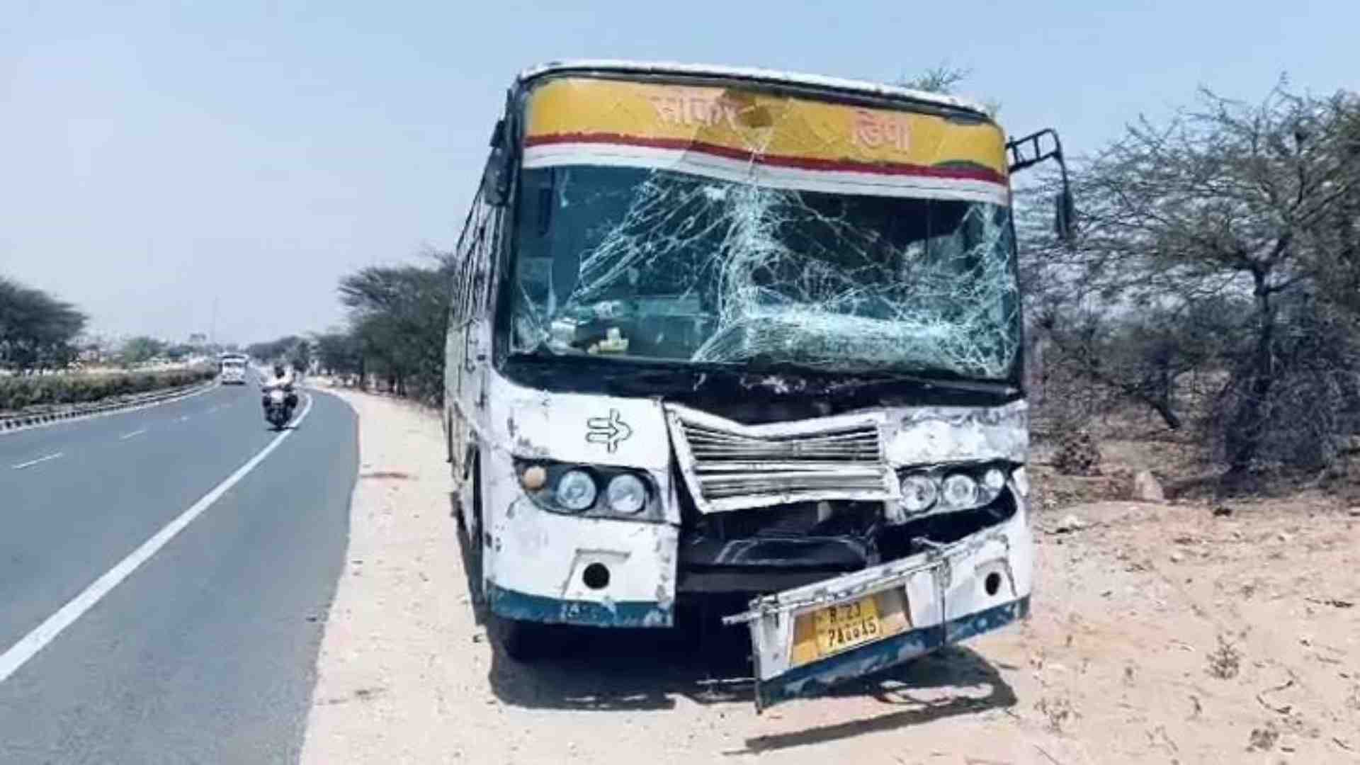 हादसे के बाद क्षतिग्रस्त बस।