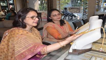 ज्वैलर्स के शोरूम में अक्षय तृतीया को लेकर ज्वैलरी पसंद करती महिलाएं