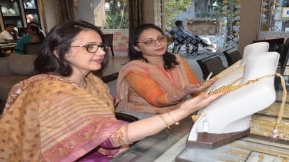 ज्वैलर्स के शोरूम में अक्षय तृतीया को लेकर ज्वैलरी पसंद करती महिलाएं