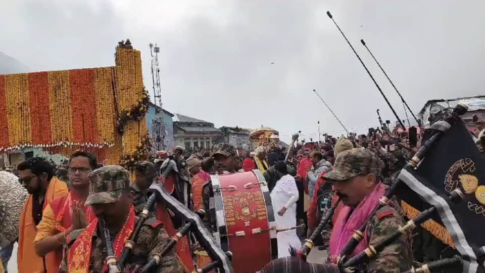 Chardham Yatra 2024: Kedarnath Dham decorated with 20 quintals flowers Huge crowd gathered for Doors Opening