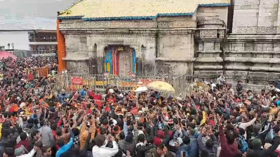 Chardham Yatra 2024: Kedarnath Dham decorated with 20 quintals flowers Huge crowd gathered for Doors Opening