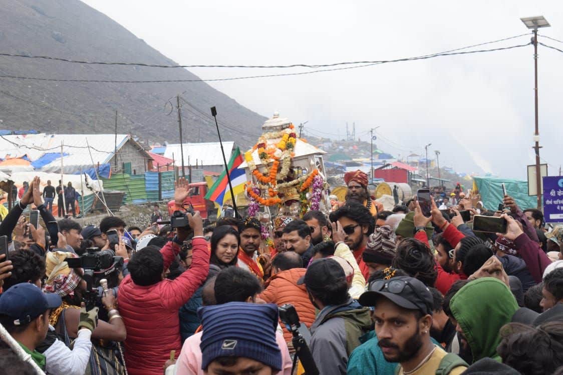 Chardham Yatra 2024: Kedarnath Dham decorated with 20 quintals flowers Huge crowd gathered for Doors Opening