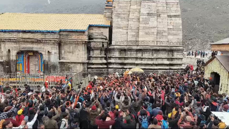 Chardham Yatra 2024: Kedarnath Dham decorated with 20 quintals flowers Huge crowd gathered for Doors Opening