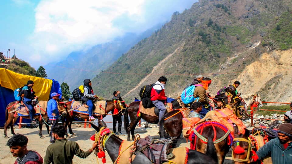 Chardham Yatra 2024 Officers reached Kedarnath by helicopter But no one to take care of pedestrian