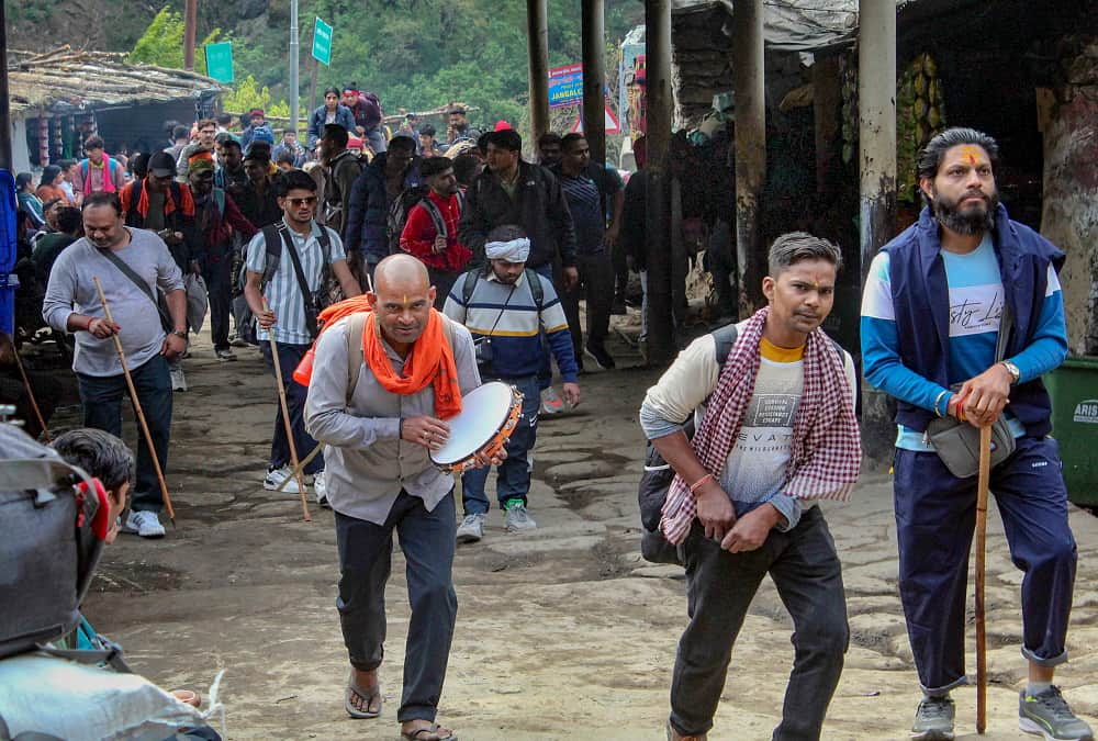 Chardham Yatra 2024 Officers reached Kedarnath by helicopter But no one to take care of pedestrian