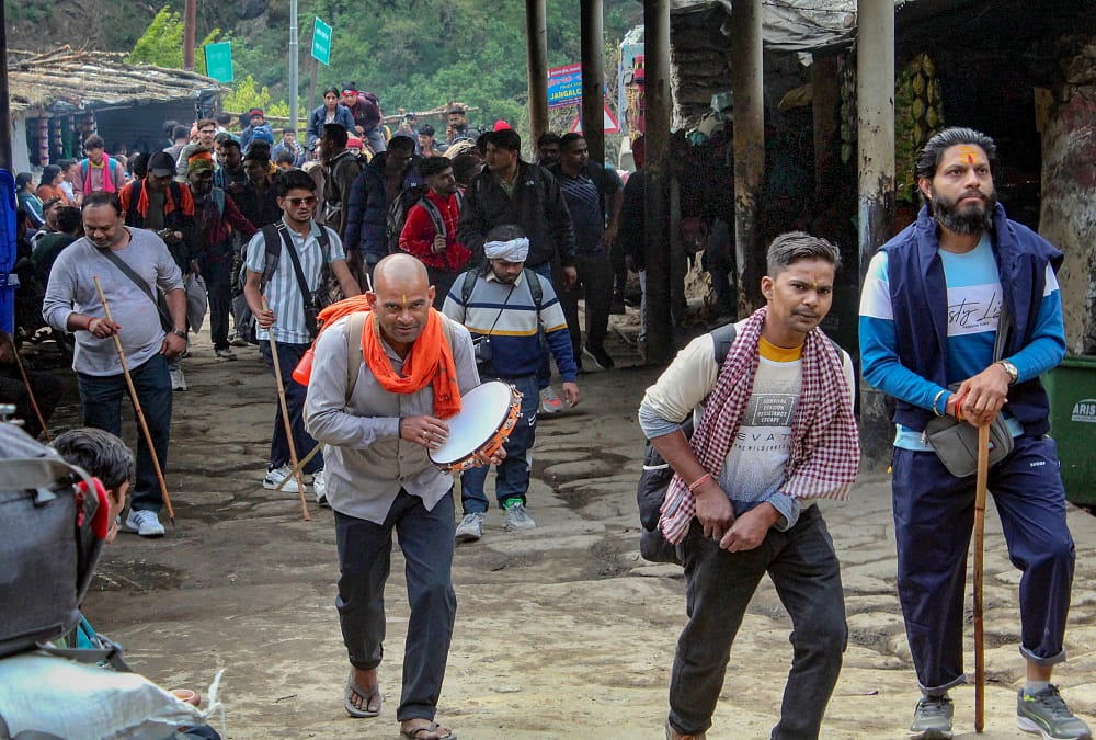Chardham Yatra 2024 Officers reached Kedarnath by helicopter But no one to take care of pedestrian