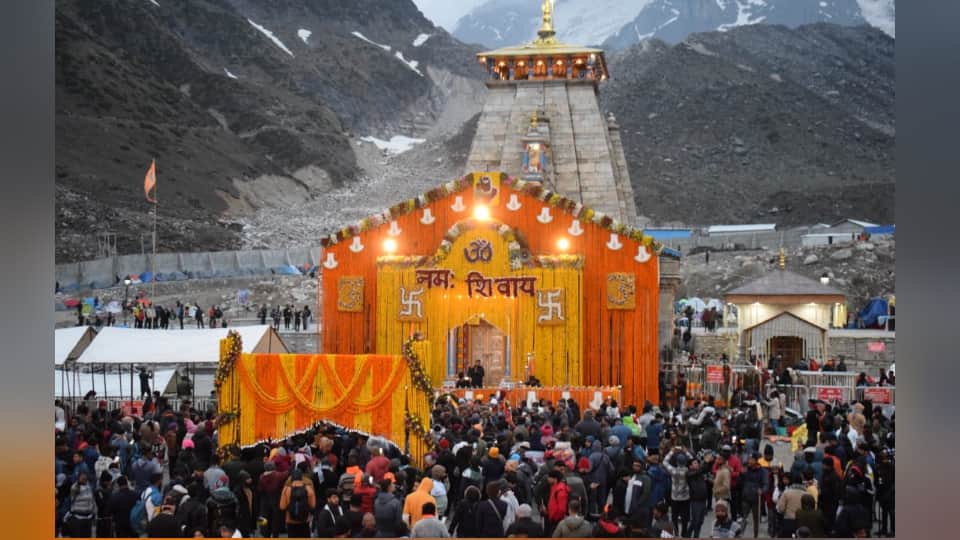 Chardham Yatra 2024: Kedarnath Dham decorated with 20 quintals flowers Huge crowd gathered for Doors Opening