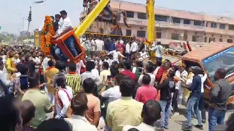 Maharana Pratap Jayanti 2024:  Hydra overturned Wreath was being garlanded on statue in Mainpuri