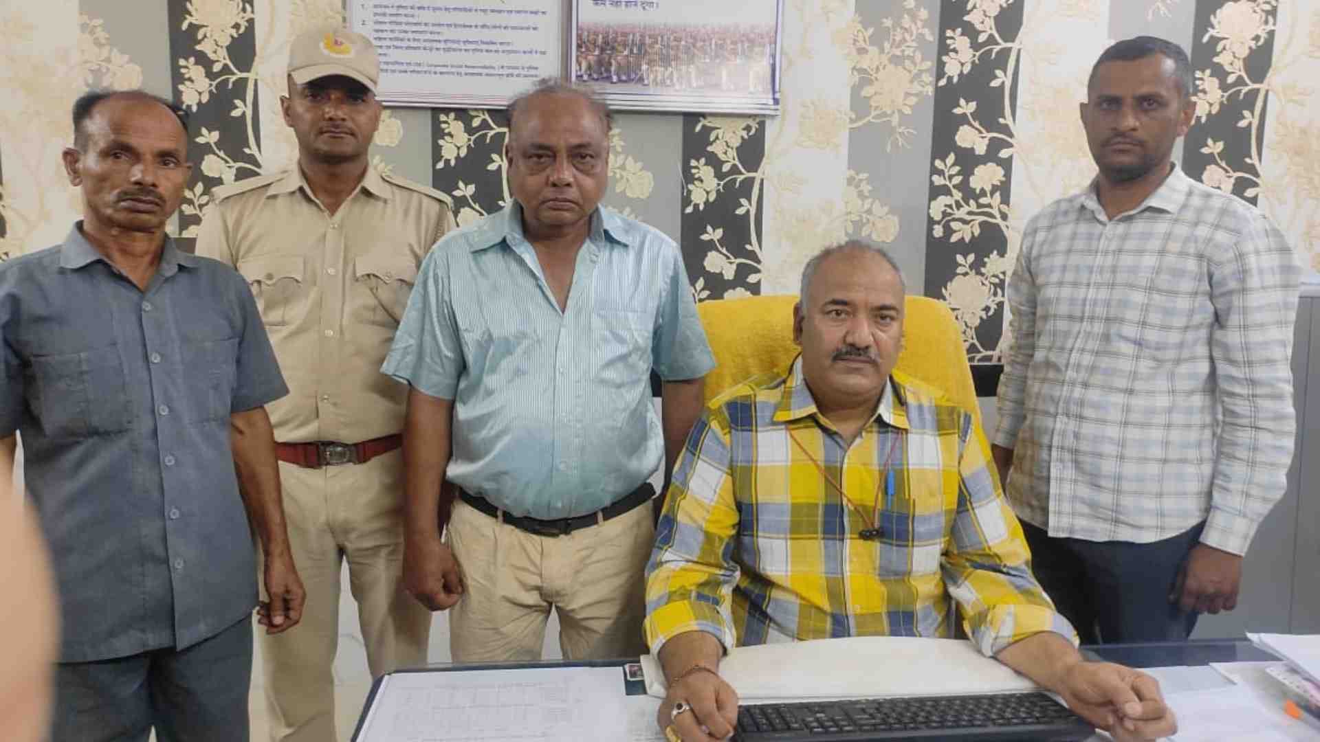 पुलिस की गिरफ्त में आरोपी।