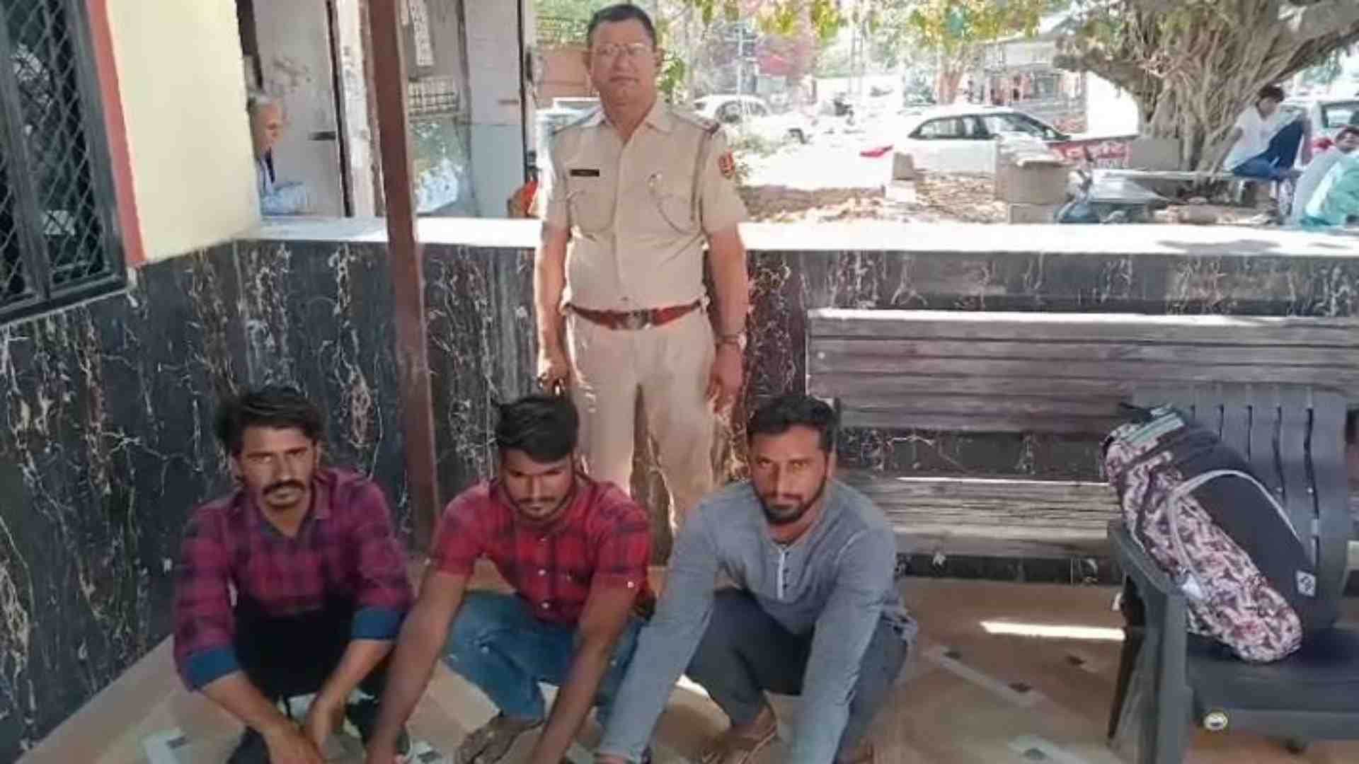 पुलिस की गिरफ्त में आरोपी।