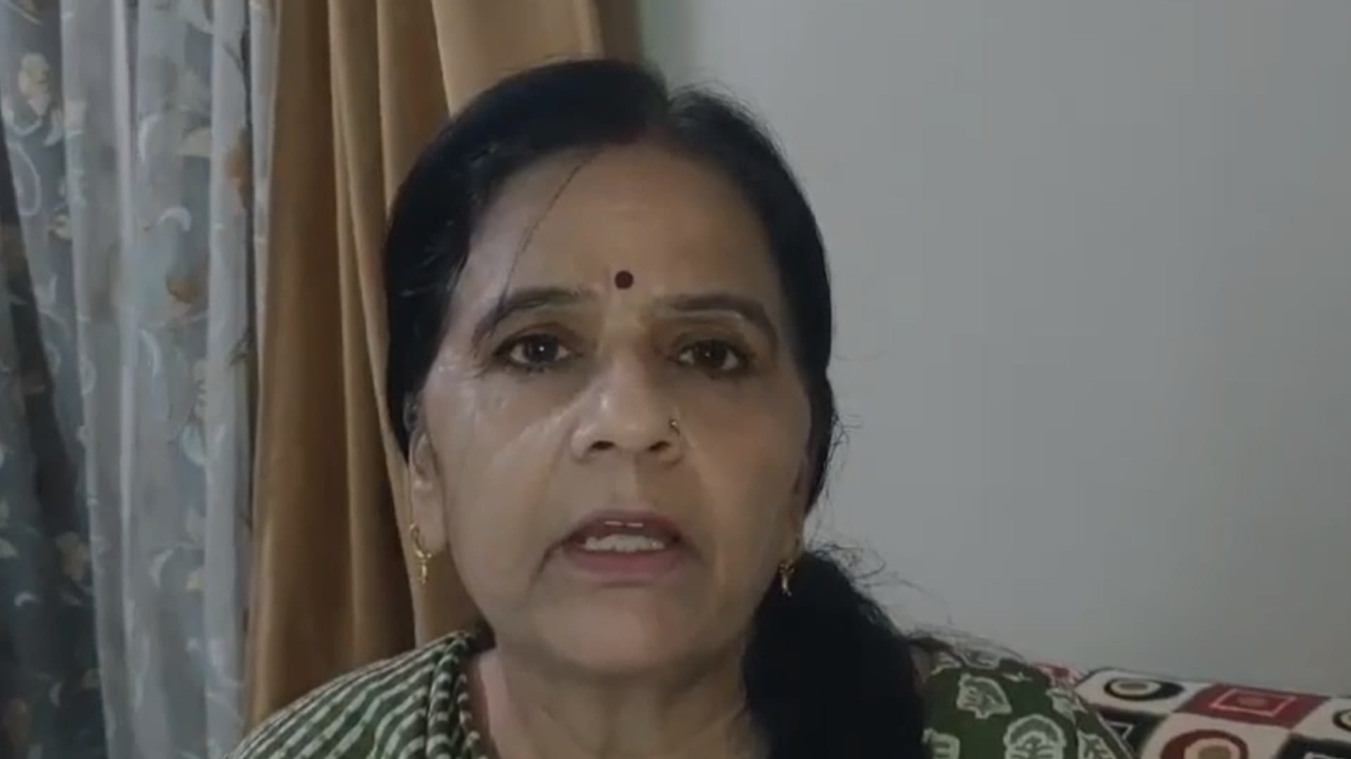 Sword stolen from doctor wife in alwar