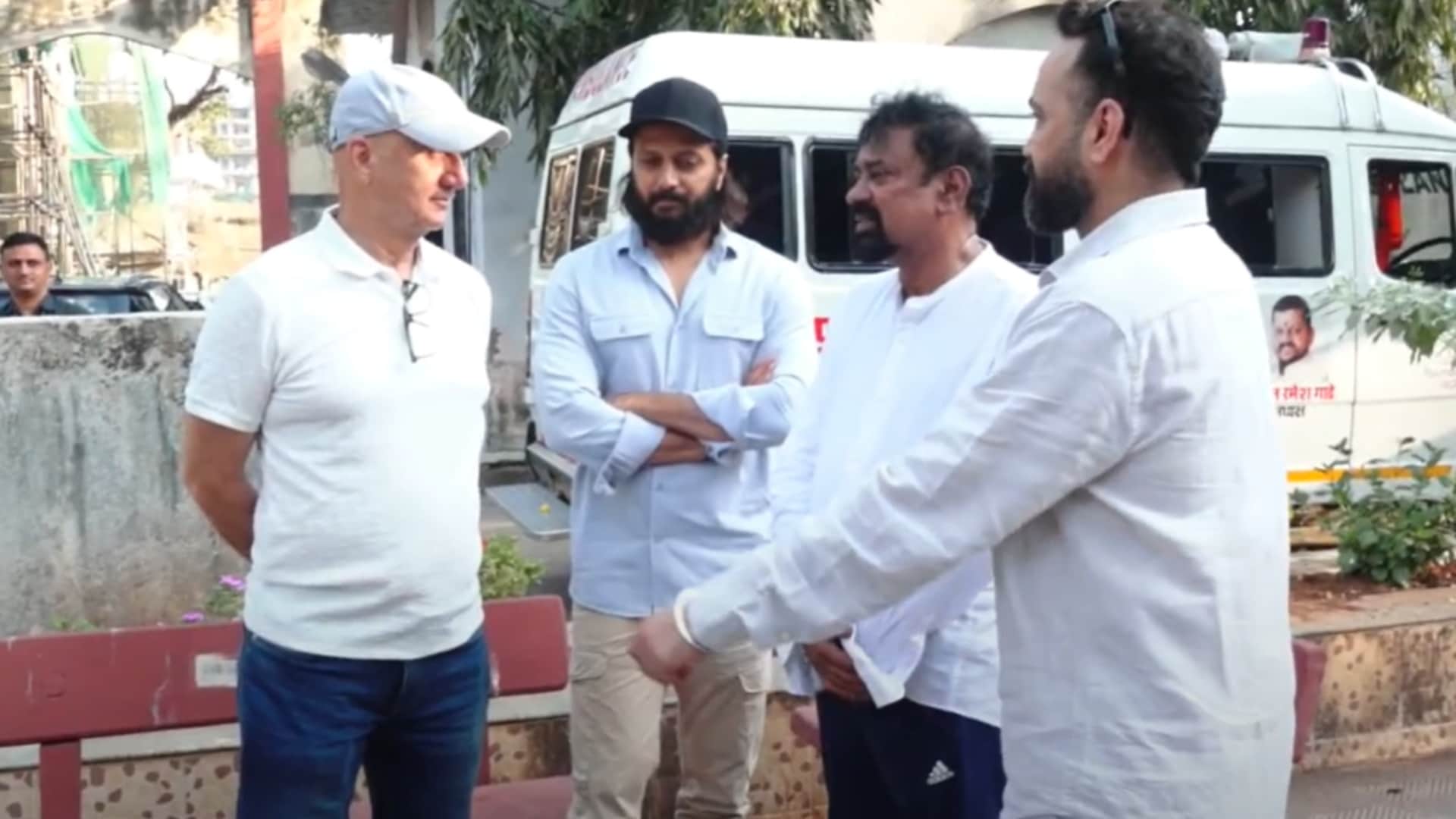 Sangeeth Sivan last rites Anupam Kher Riteish Deshmukh Fardeen Khan attend filmmaker Funeral