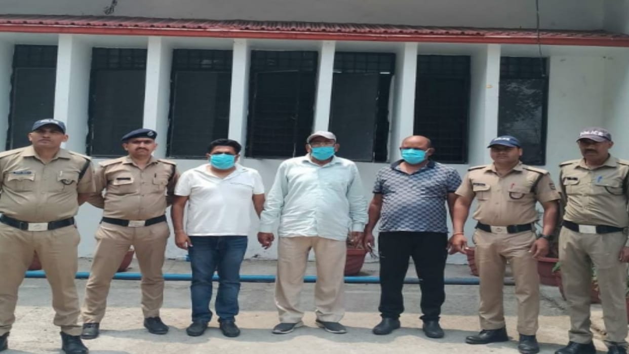 Saharanpur: Dehradun Police has arrested father son and historysheeter in case of fraudulent land sale