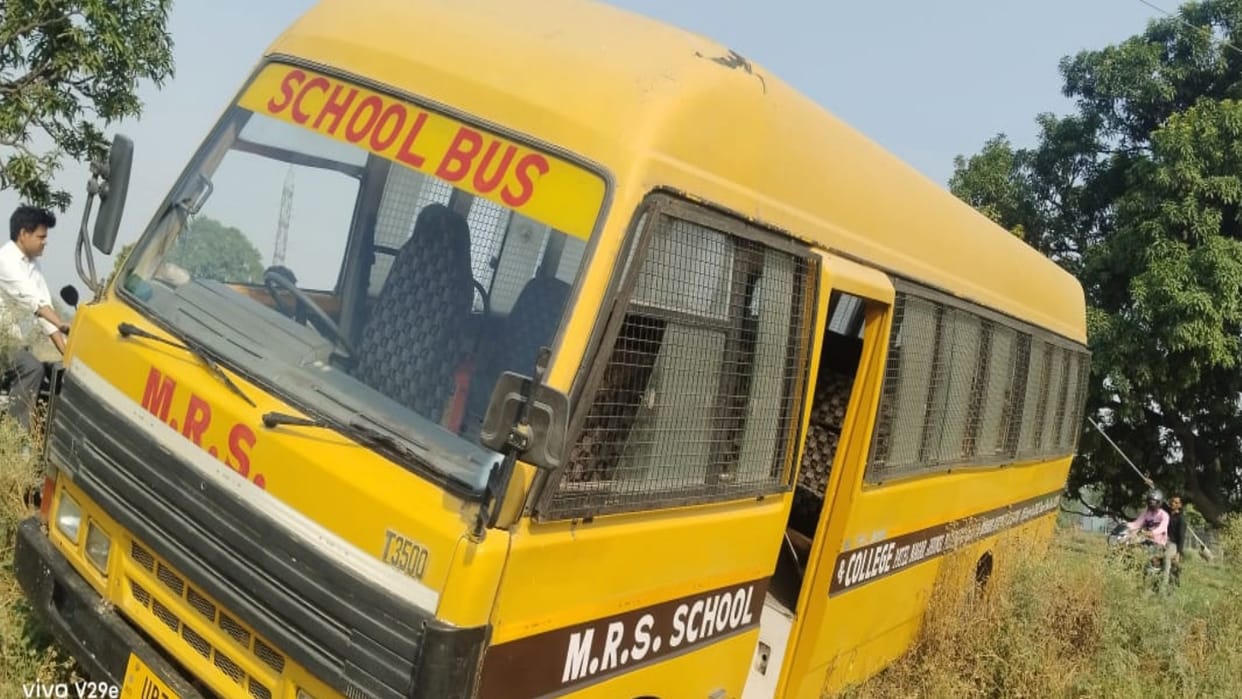 Prayagraj Accident News: School bus fell into ravine due to steering failure, 12 children injured