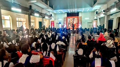 अमर उजाला के कार्यक्रम में मौजूद छात्राएं।