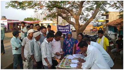 MP Lok Sabha Election: बैतूल लोकसभा सीट पर दोबारा मतदान, चार बूथ पर सुबह से लगी लाइनें, फिर क्यों पड़ रहे वोट? Betul Lok Sabha Election 2024 Re-polling at Four Polling Station Of Betul Constituency