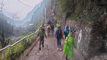 Yamunotri Dham Boulder fell on Jankichatti pedestrian path due to rain one pilgrim died three injured