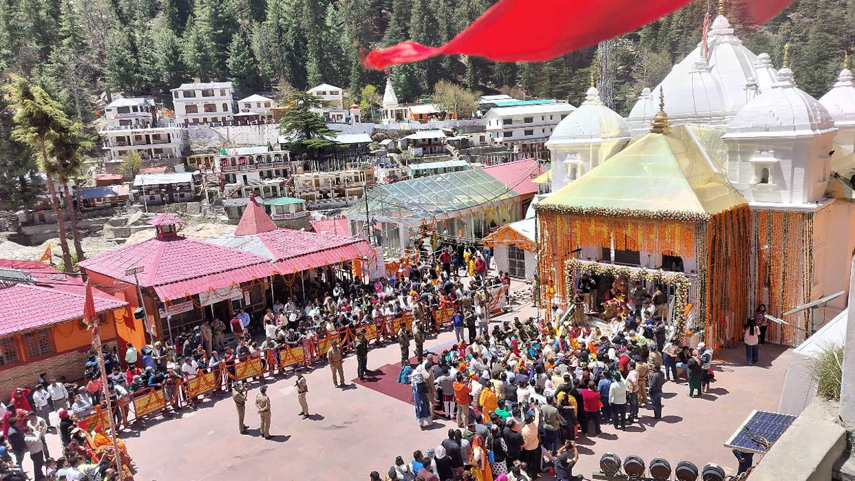 Chardham yatra 2024 Extra warm uniforms to environmental friends in Badri Kedar Gangotri