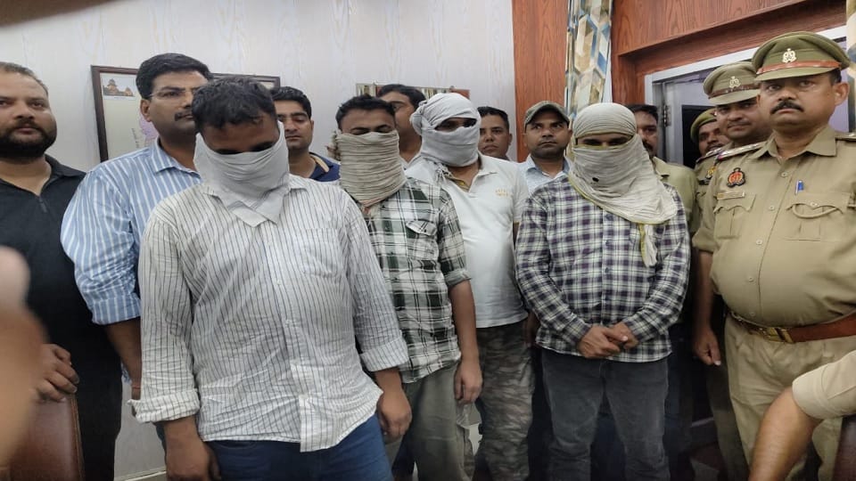 UP: Encounter in the case of smuggling and loot of gold, five including CRPF jawan arrested