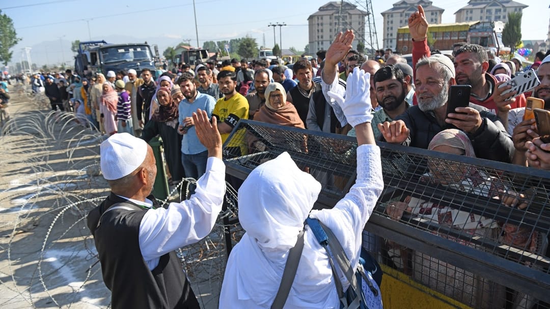 Jammu Kashmir : First batch of Hajis leaves for Saudi Arabia from Srinagar