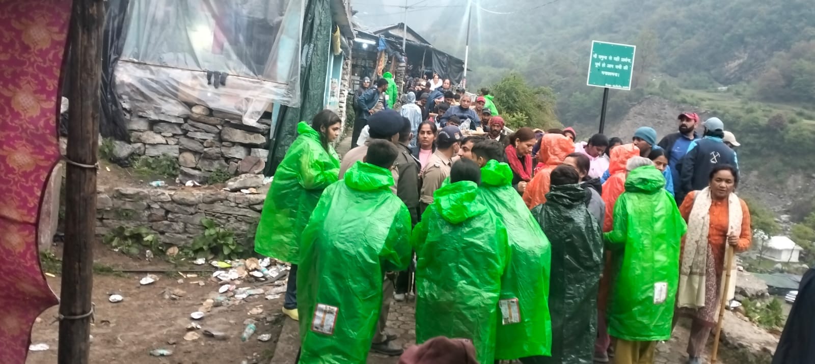 Chardham Yatra 2024 Pilgrims Huge Crowd amidst heavy rainfall in Yamunotri Dham Long jam photos