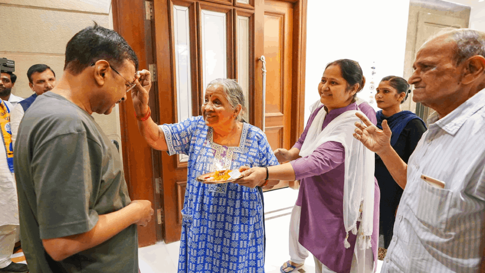 arvind kejriwal grand welcome at home fireworks touched mother feet  sanjay singh hugged photos