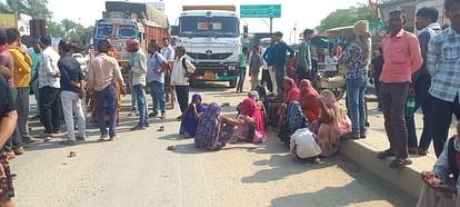 Orai: खदान पर काम कर रहे युवक पर पलटा ट्रक, संचालक ने दफन करवाया शव, परिजनों का हंगामा...लगाया जाम Truck overturned on a young man working at a mine, operator got the body buried, family members created ruckus