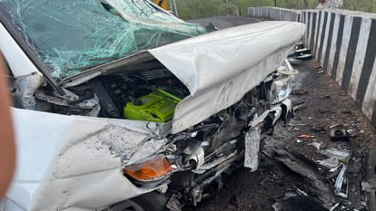 MP News: Vehicle of people coming from Bhopal to Salkanpur collides with divider, three killed, nine injured