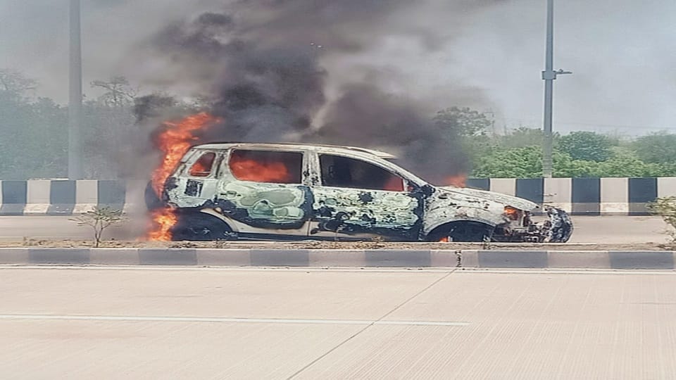 Car burnt to ashes due to fire five passengers saved their lives in Bilaspur