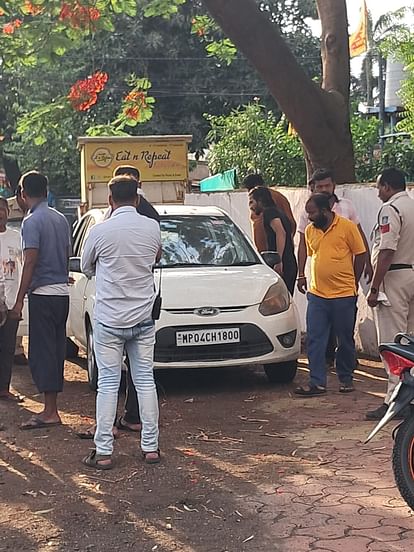 Bhopal News: कार खड़ी कर अधेड़ ने जहर पीकर दी जान, शराब कंपनी संचालकों पर लगाए आरोप Bhopal News: Middle-aged man commits suicide by drinking poison after parking his car, blames liquor company o