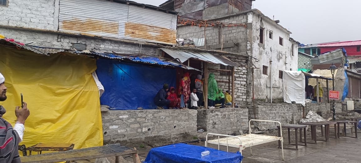 Kedarnath Dham Shops remained closed for the first time During Door Opening Pilgrims crave for tea and water.