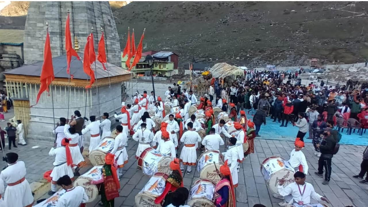 Kedarnath Dham Door Opened for Devotees Crowd Gathered at Kedar Baba Temple Uttarakhand News in Hindi
