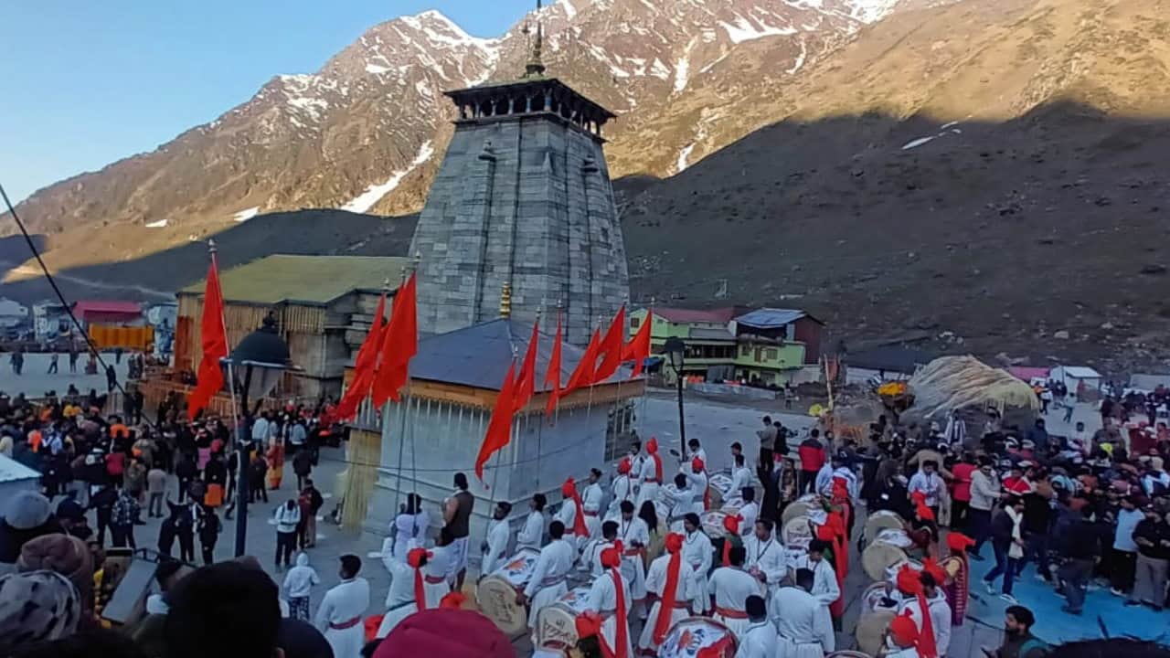Kedarnath Dham Door Opened for Devotees Crowd Gathered at Kedar Baba Temple Uttarakhand News in Hindi
