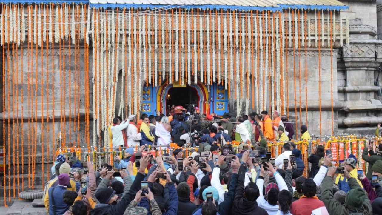 Kedarnath Dham Door Opened for Devotees Crowd Gathered at Kedar Baba Temple Uttarakhand News in Hindi