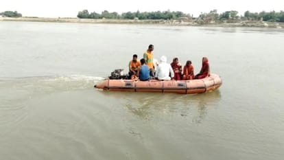 Khagaria Re-Poll : Voters reached the polling station by crossing the river in boats in bihar lok sabha 2024