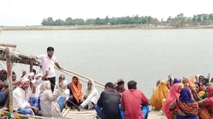 Khagaria Re-Poll : Voters reached the polling station by crossing the river in boats in bihar lok sabha 2024