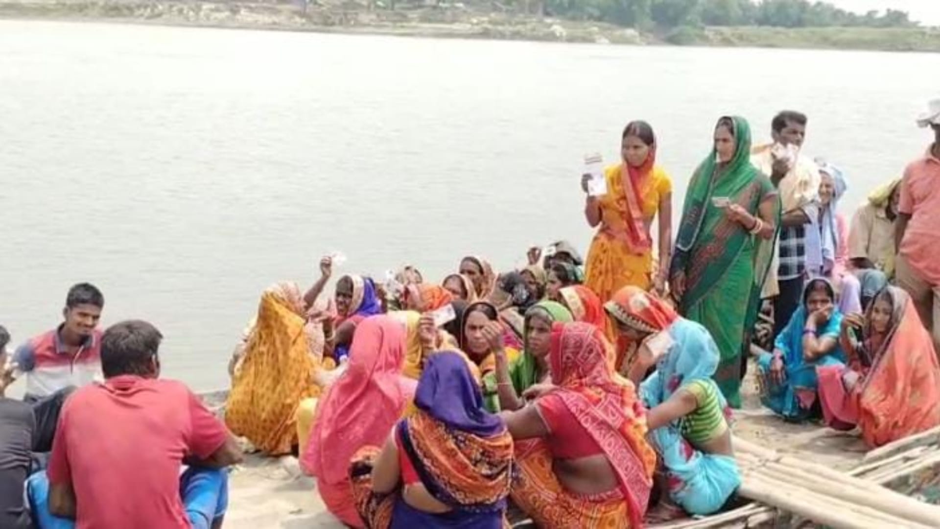 मतदान करने जा रही नाव पर सवार महिलाएं