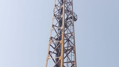 Young man dies after falling from mobile tower in Budaun