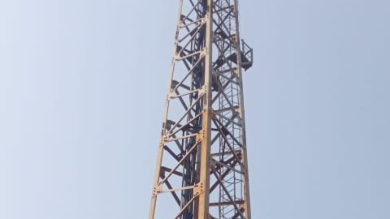 Bhopal News: A drunk youth climbed an 80 feet high mobile tower