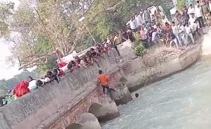 bike rider collided with bridge and fell into canal got trapped in whirlpool and started drowning
