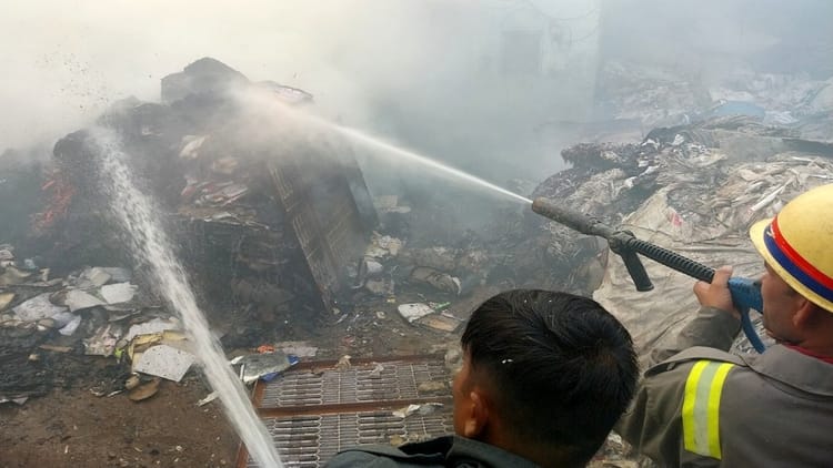 Hathras News: रद्दी के गोदाम में लगी आग, आग की लपटें देख मची अफरा-तफरी