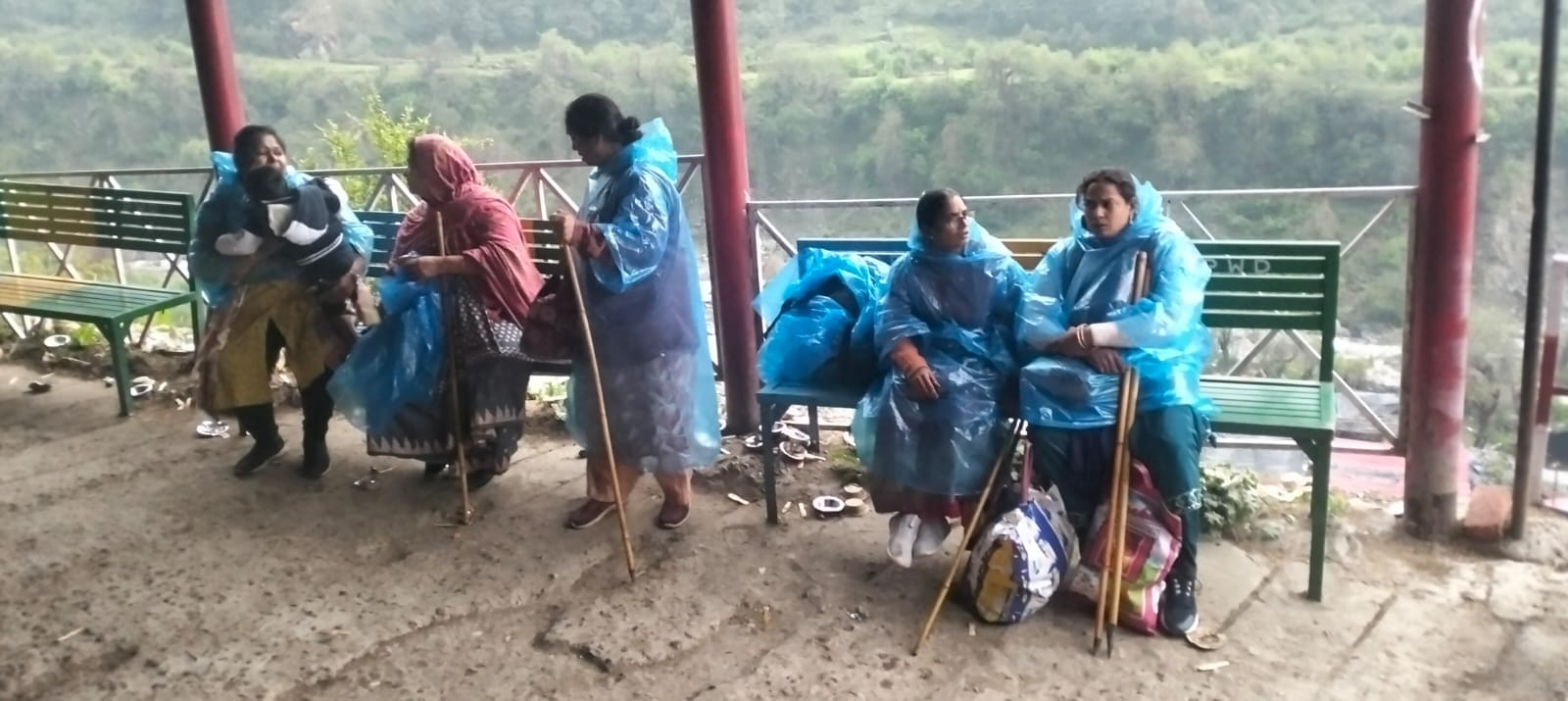 Chardham Yatra 2024 Pilgrims Huge Crowd amidst heavy rainfall in Yamunotri Dham Long jam photos