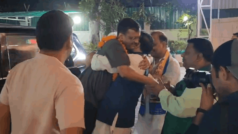 arvind kejriwal grand welcome at home fireworks touched mother feet  sanjay singh hugged photos