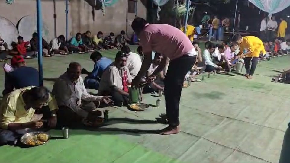 स्टील के बर्तनों में परोसा गया खाना