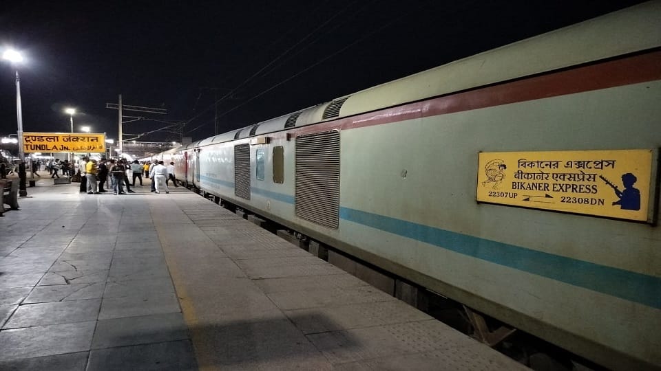 OHE failed in Tundla many trains including Rajdhani-Shatabdi stopped at various places
