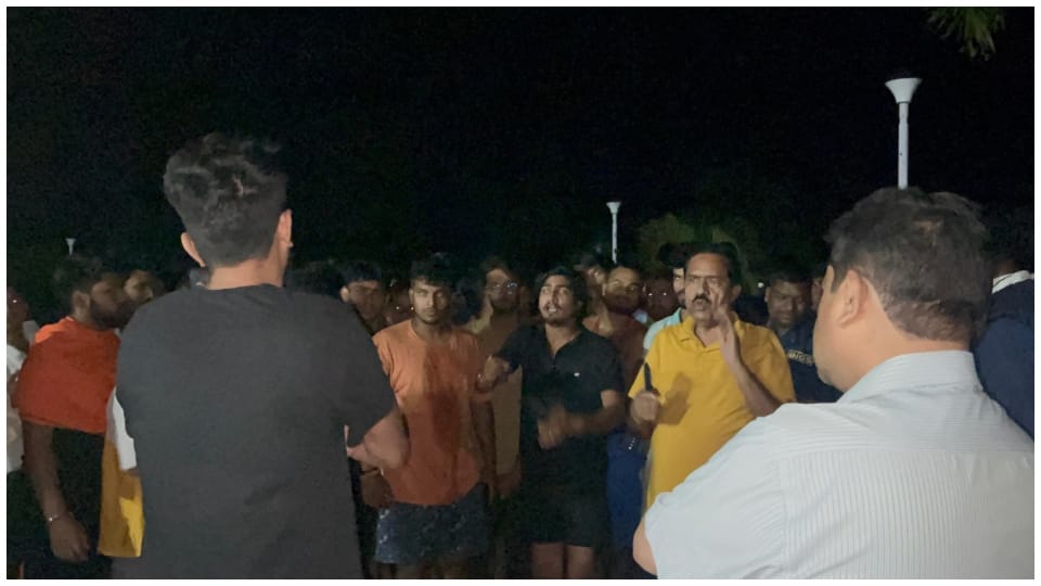 At midnight the students of Inganrajvi surrounded the Vice Chancellor's bungalow and raised slogans